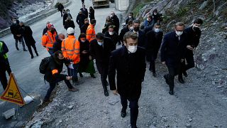 Le président français Emmanuel Macron en déplacement dans la ville de Tende dans la vallée de la Roya les Alpes-maritimes le 10 janvier 2022