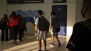 Μαθητές γυμνασίου στο διάδρομο του σχολείου τους στην Αθήνα - φώτο αρχείου