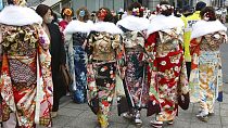 Jóvenes celebran sus 20 años vestidas con el furisode, un kimono de mangas largas, Yokohama, Japón 10/1/2022