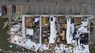 الأضرار التي لحقت بمجمع أعمال بعد أن ضرب إعصار منطقة همبل، تكساس