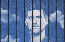 Австралийское правительство всё ещё может депортировать Джоковича, несмотря на решение суда (на фото: портрет теннисиста на стене здания в Белграде)