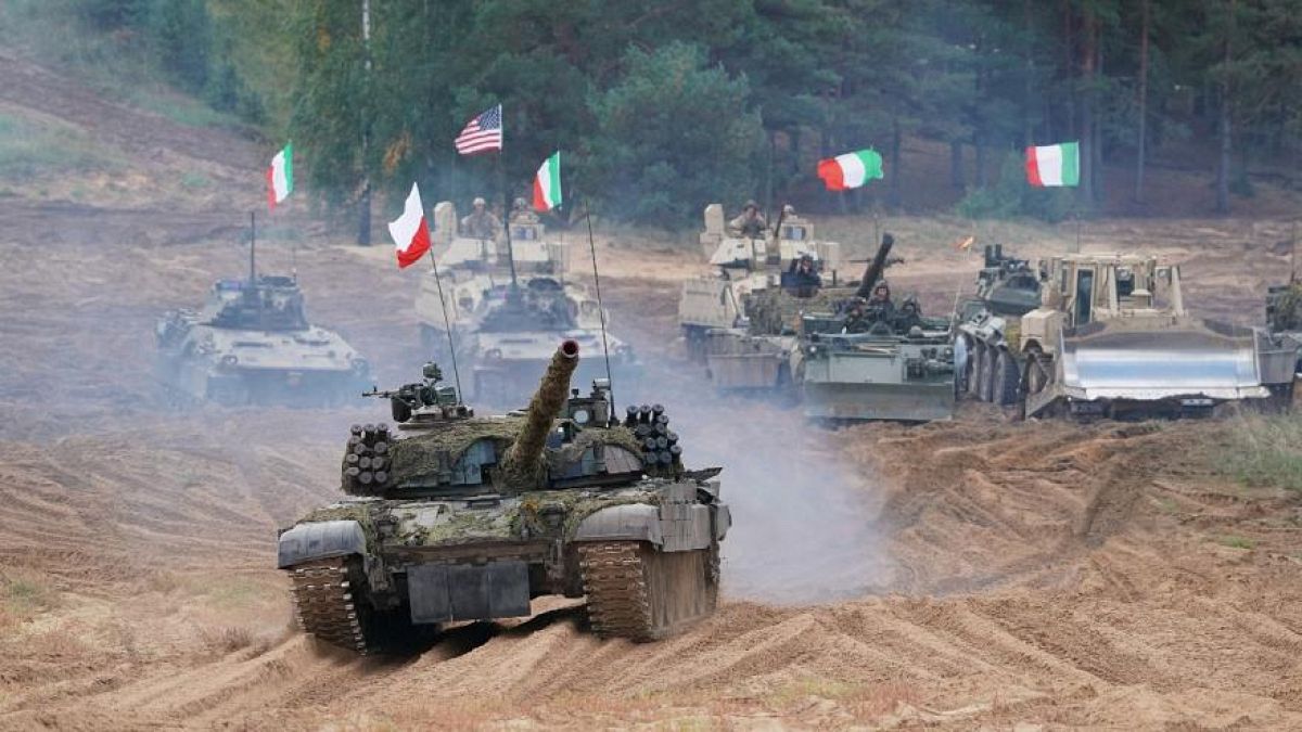 Militärfahrzeuge und Panzer aus Polen, Italien, Kanada und den USA rollen während der NATO-Militärübungen "Namejs 2021" auf einem Übungsgelände in Kadaga, Lett