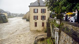 Le gave d'Oloron, une rivière française des Pyrénées en crue à Oloron-Sainte-Marie, le 10 janvier 2022