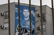 Eine riesige Werbetafel mit einem Bild von Novak Djokovic an einer Häuserwand in Belgrad, Serbien.