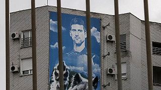 Eine riesige Werbetafel mit einem Bild von Novak Djokovic an einer Häuserwand in Belgrad, Serbien.