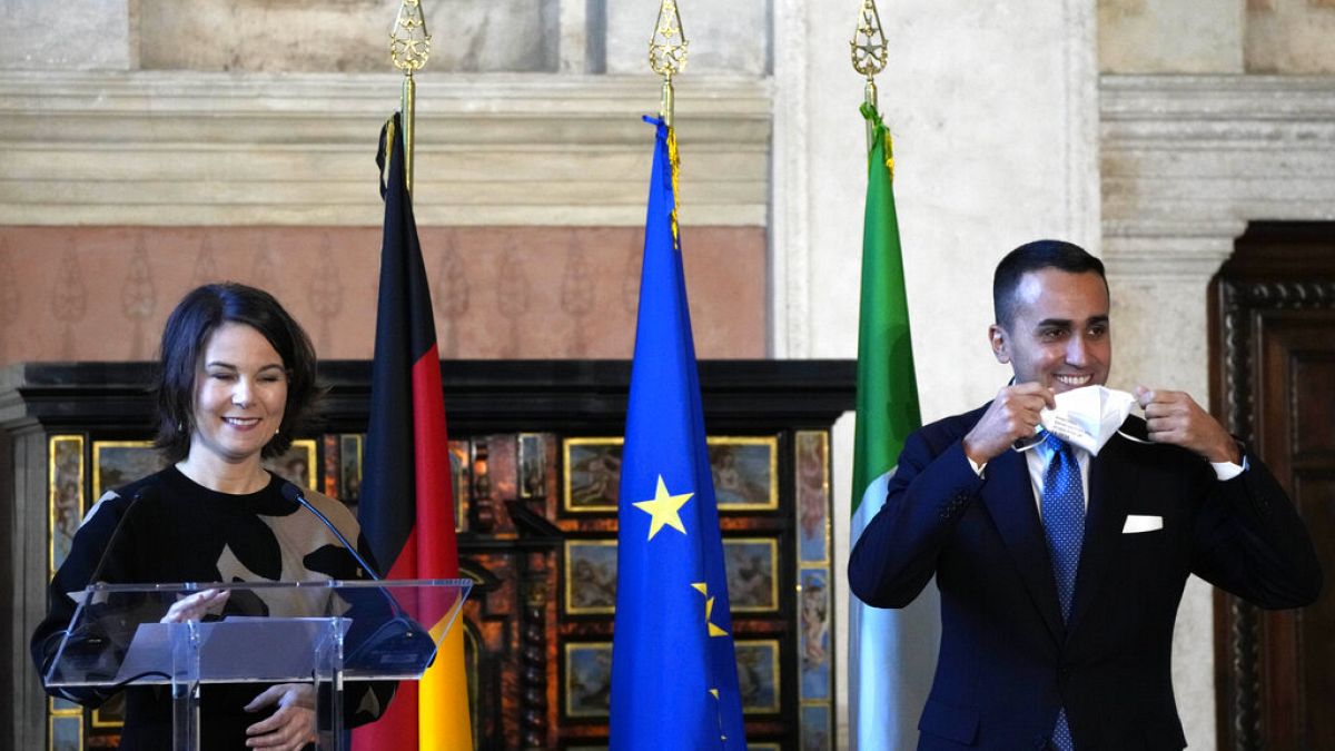 Luigi di Maio (destra) e Annalena Baerbock in conferenza stampa a Roma