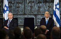 إيهود أولمرت إلى اليمين وبنيامين نتنياهو إلى اليسار خلال مراسم انتقال السلطة بينهما في 2009 (أرشيف)