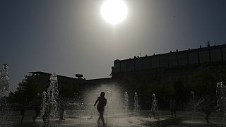 Un enfant dans une fontaine en Espagne le 13 août 2021