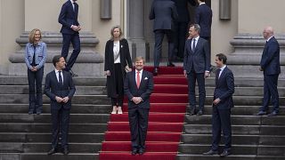 König Willem-Alexander mit Kabinettsmitgliedern vor dem Noordeinde-Palast in Den Haag.