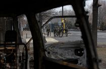 جنود يقومون بدورية في شارع بالقرب من الساحة المركزية التي أغلقتها القوات والشرطة الكازاخستانية في ألماتي ، كازاخستان، يوم الاثنين، 10 يناير 2022.