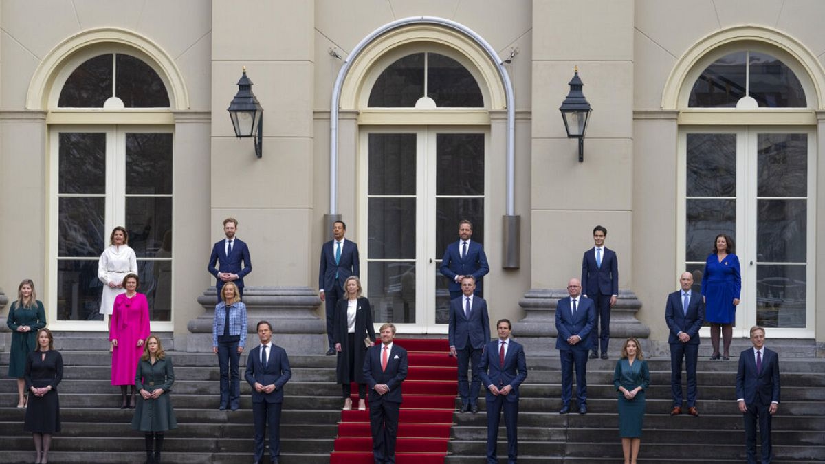 El nuevo Gobierno de los Países Bajos, tras prestar juramento, en La Haya, el 10 de enero de 2022.