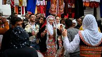 العروس نيفي إمينكوفا، 21 عامًا، وزوجها شابان كيسيلوف، 24 عامًا، يرقصان خلال حفل زفافهما في قرية ريبنوفو، بلغاريا، 9 يناير 2022