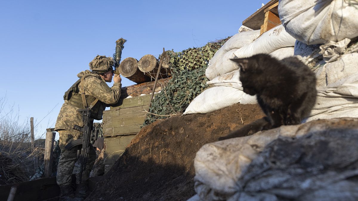 جندي أوكراني في خندق على خط الانفصال عن المتمردين الموالين لروسيا، منطقة دونيتسك، أوكرانيا، السبت 8 يناير 2022.