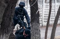 Egy terrorelhárítási rendőr őrizetbe vesz egy tüntetőt Almatiban, 2022. január 8-án