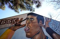 Egy Djokovicot ábrázoló falfestmény Belgrádban