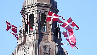 Danimarka bayrak gününde parlamentoya asılan bayraklar