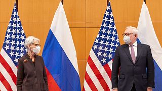 ABD Dışişleri Bakan Yardımcısı Wendy Sherman (sol), Rusya Dışişleri Bakan Yardımcısı Sergey Ryabkov