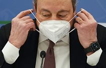 Il Premier italiano Mario Draghi indossa la mascherina durante una conferenza stampa per spiegare le nuove misure anti-COVID 19 del governo a Roma, lunedì 10 gennaio 2022