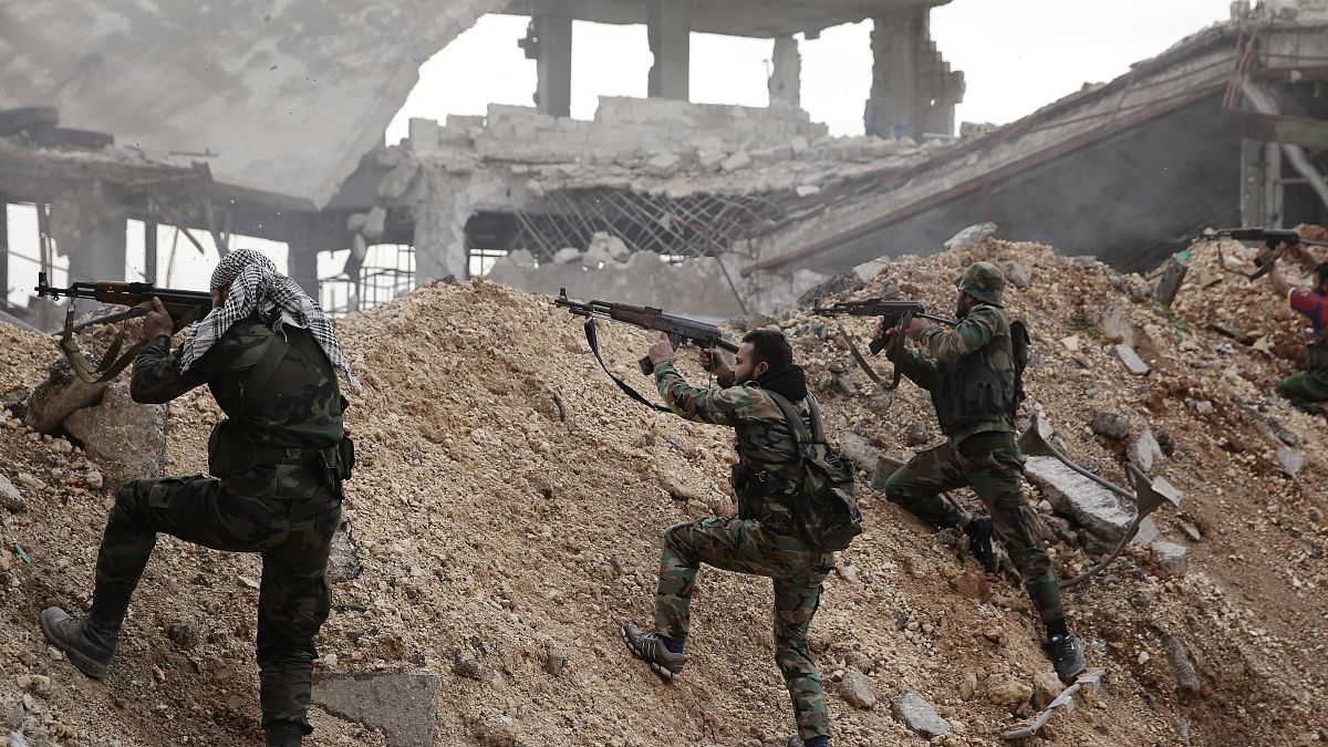 جنود من الجيش السوري خلال معركة مع مقاتلين من المعارضة في جبهة الراموسة، شرق حلب،  سوريا في العام 2016