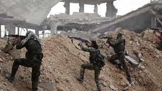 جنود من الجيش السوري خلال معركة مع مقاتلين من المعارضة في جبهة الراموسة، شرق حلب،  سوريا في العام 2016