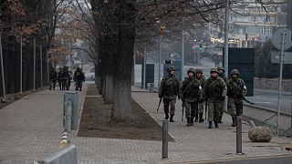 دورية راجلة لقوات عسكرية في ألماتي (كازاخستان)