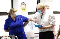 Der britische Premier Boris Johnson beim Besuch eines Impfzentrums in Northhampton am 6. Dezember 2022.