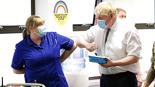 Der britische Premier Boris Johnson beim Besuch eines Impfzentrums in Northhampton am 6. Dezember 2022.