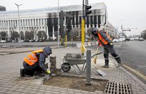 Мунициальные работники кладут плитку в центре Алма-Аты, 11 января 2022 г.
