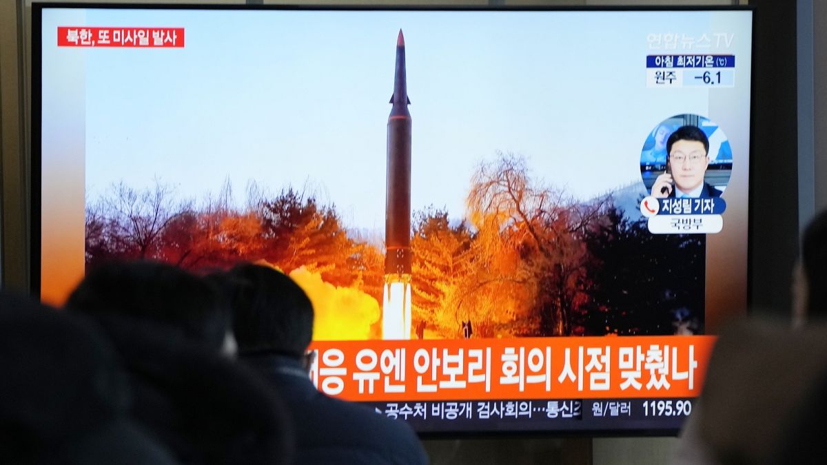 Szöulban, Dél-Koreában tévén nézik a néhány nappal ezelőtti észak-koreai rakétakilövést
