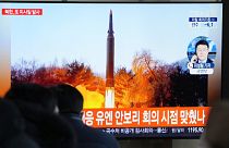 Szöulban, Dél-Koreában tévén nézik a néhány nappal ezelőtti észak-koreai rakétakilövést