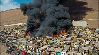 NoComment | Un incendio descontrolado calcina cien casas de un barrio pobre de Iquique en Chile