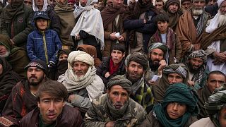 Afganistan'da BM insani yardım programına başvurmak için toplanan Afganlar