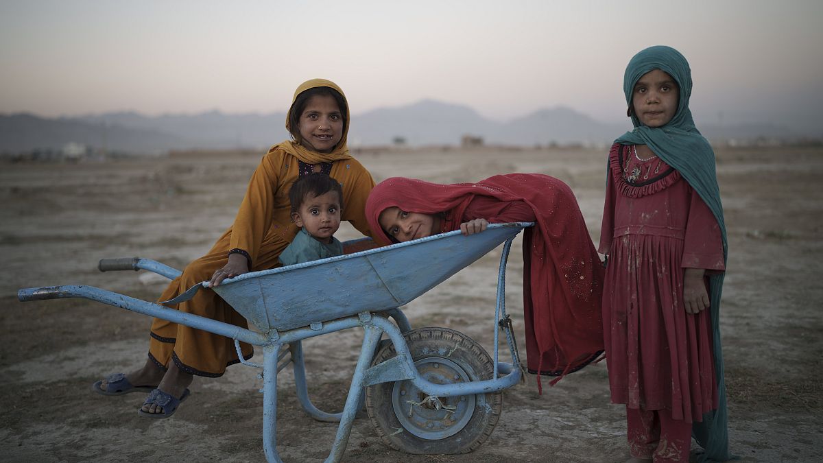 أولاد أفغان يلعبون بالقرب من كابول 