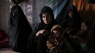 Éhező család az afganisztáni Kala-e-Navban