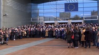 NoComment | Minuto de silencio frente al Parlamento Europeo en Bruselas en homenaje a David Sassoli
