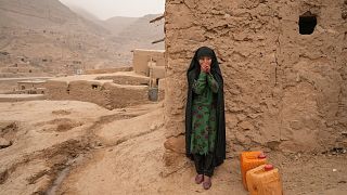 دختر افغان در جستجوی آب برای خانواده 