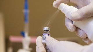 Beadják a Pfizer-BioNTech koronavírus elleni Comirnaty-vakcináját