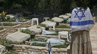 فتاة إسرائيلية في مقبرة. 2008/05/07
