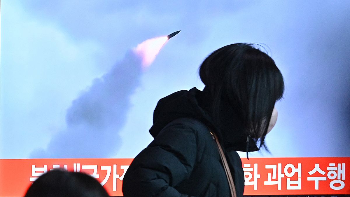 شاشة تلفزيون تظهر عملية إطلاق صاروخ باليستي كوري شمالي. 11.01.22