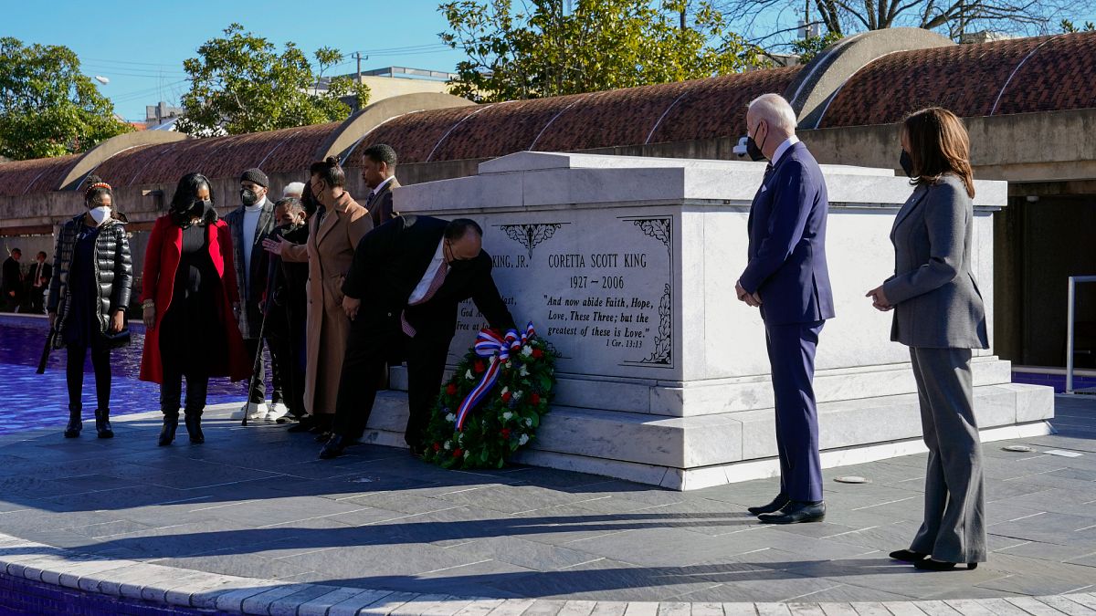 الرئيس الأميركي جو بايدن ونائبته كامالا هاريس أمام ضريح مارتن لوثين كينغ الابن 