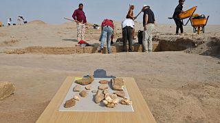 Equipe d'archéologues franco-irakiens travaillant sur l'ancien site de Larsa (sud de l'Irak), le 22/11/2021
