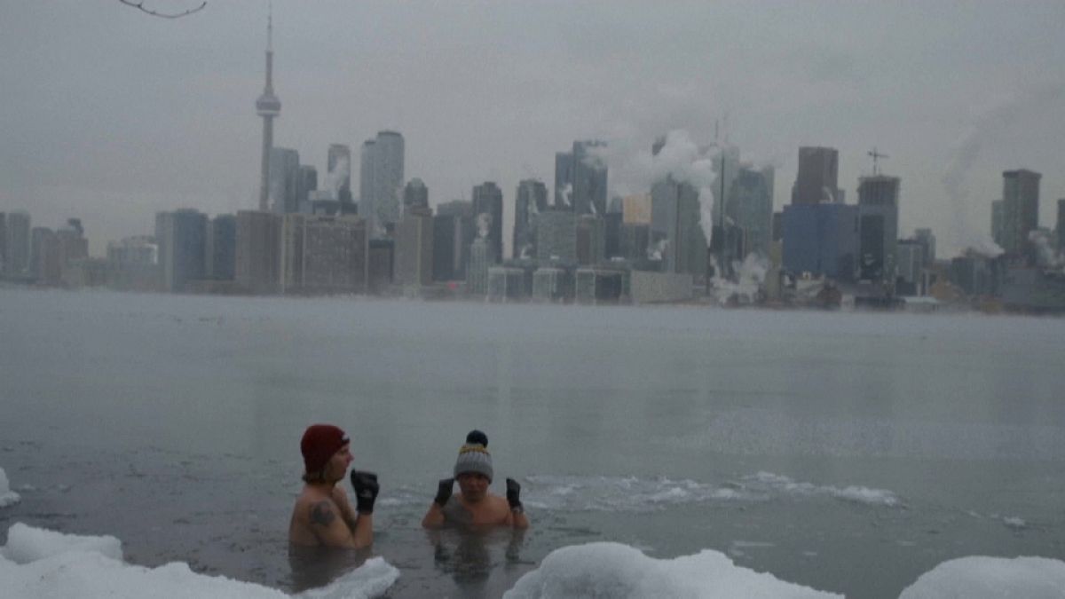حمام جليدي في بحيرة تورنتو