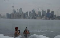 حمام جليدي في بحيرة تورنتو