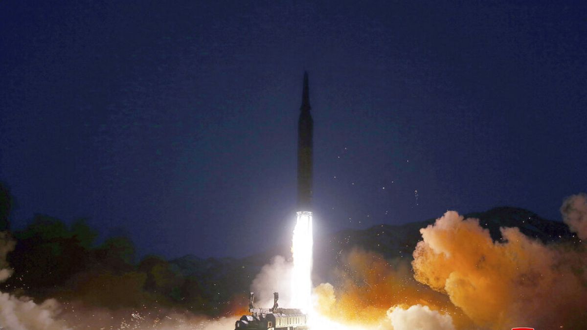 Cette photo fournie par le gouvernement nord-coréen montre ce qui est présenté comme étant un essai de missile hypersonique le 11 janvier 2022.