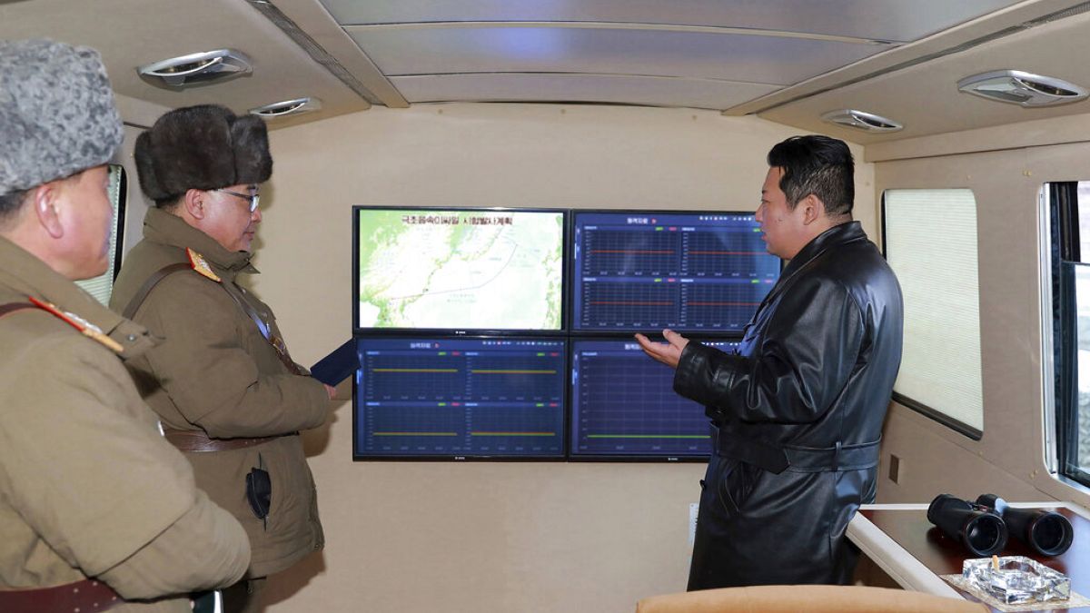 Kim Jong un beim Test einer Hyper-Schall-Rakete