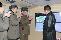 Applausi per Kim Jong-un da parte degli esperti missilistici nord-coreani.