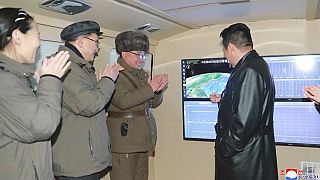 Applausi per Kim Jong-un da parte degli esperti missilistici nord-coreani.