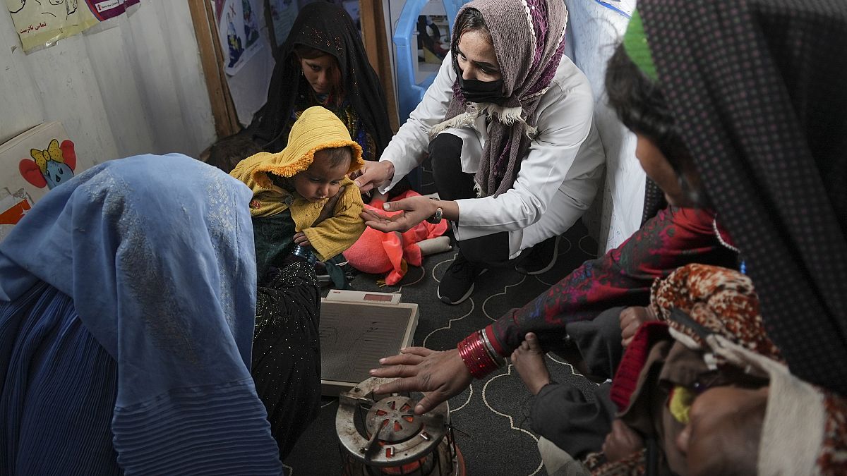 Eine Krankenschwester überprüft das Gewicht eines kleinen Mädchens. Die UN schätzen, dass im laufenden Jahr fast 4 Millionen Kinder an Unterernährung leiden werden.