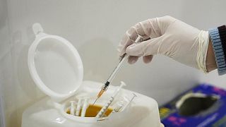 الشرطة الإيطالية تتهم ممرضا بـ"إفراغه"حقنة اللقاح خارج أذرع المرضى مقابل الحصول على المال