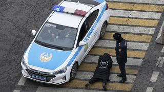 Kazakistan'ın Almatı şehrinde gözaltına polis tarafından gözaltına alınan bir kişi